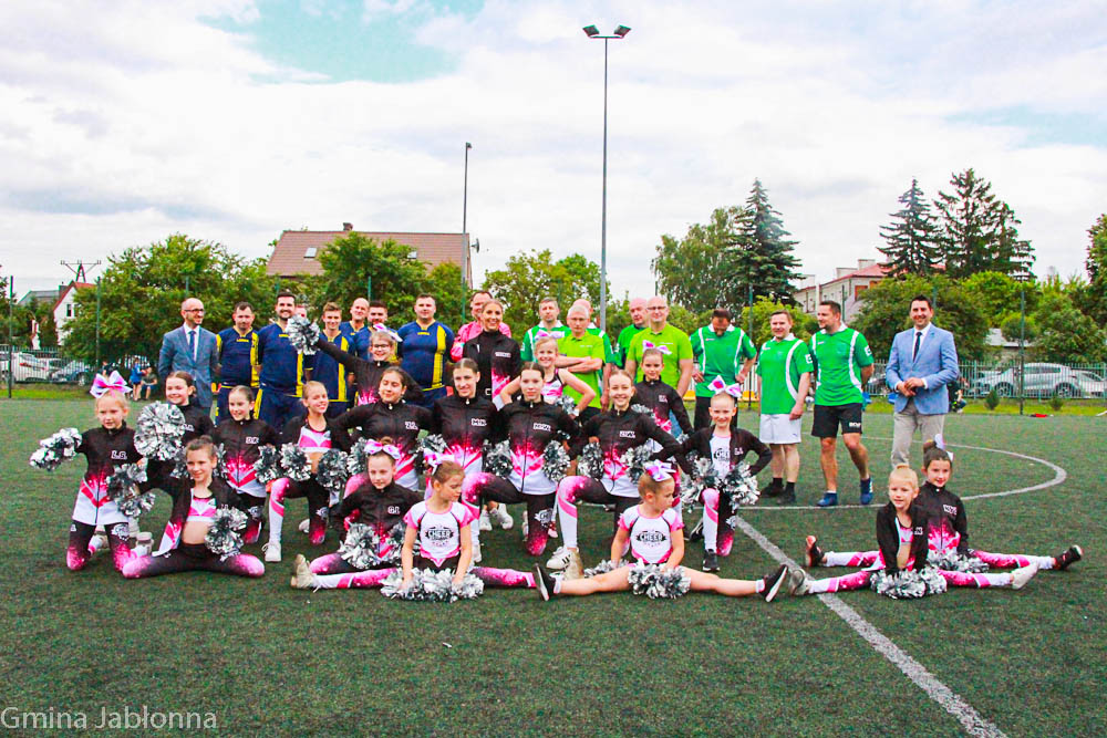 Zdjęcie grupowe uczestników meczu wraz Cheerleadingu Zdjęcie grupowe uczestników meczu wraz Cheerleadingu