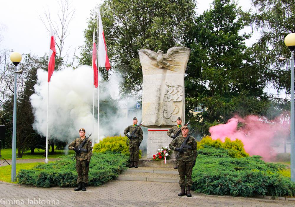 Uroczystości pod Pomnikiem Poległych Żołnierzy Wojska Polskiego i Mieszkańców Jabłonny Uroczystości pod Pomnikiem Poległych Żołnierzy Wojska Polskiego i Mieszkańców Jabłonny