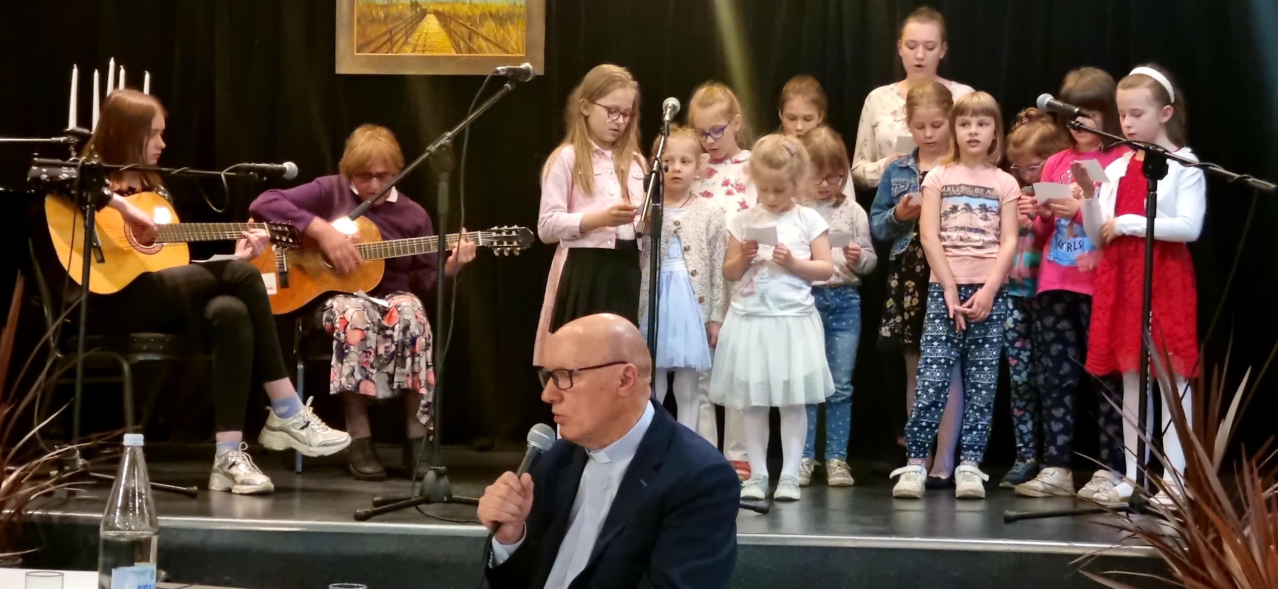 Zdjęcie Scholi Aniołki podczas występu Zdjęcie Scholi Aniołki podczas występu